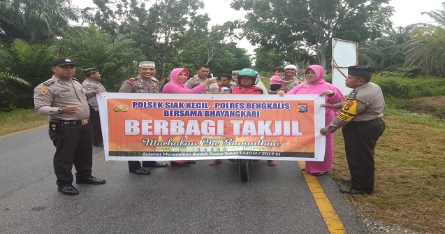 Polsek Siak Kecil Berbagi Takjil dan Santuni Anak Yatim